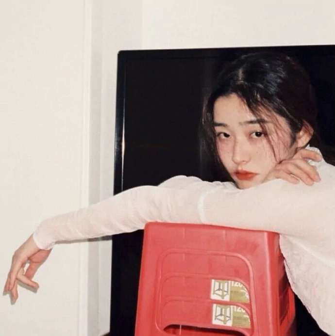 忧郁飒爽女生微信头像