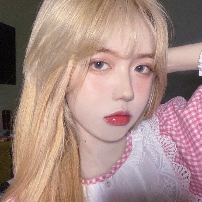 有点仙儿的复古女生微信头像