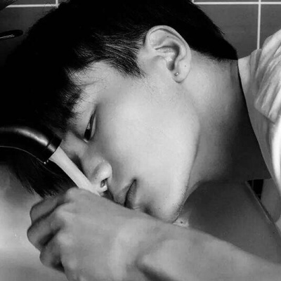 很火的丧系帅气侧脸男生头像