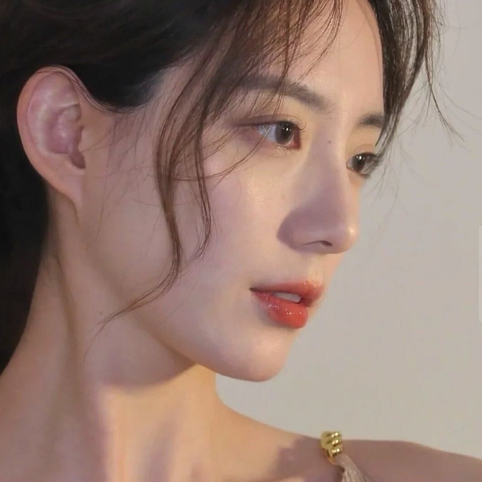 超美气质女生微信头像