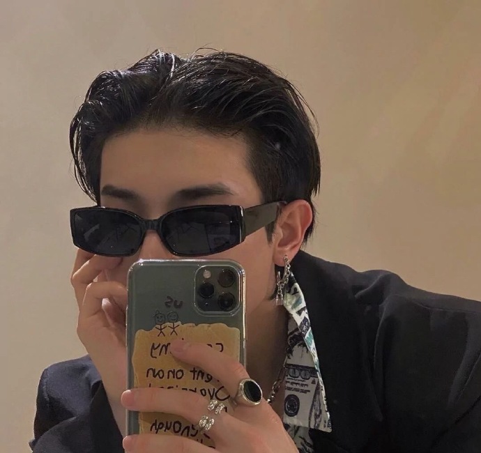 高冷的帅气男孩微信头像