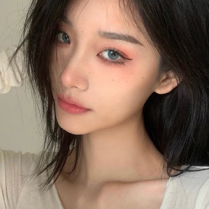 干练洒脱高冷女生微信头像