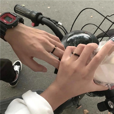 浪漫又很真实的情侣浪漫牵手图片