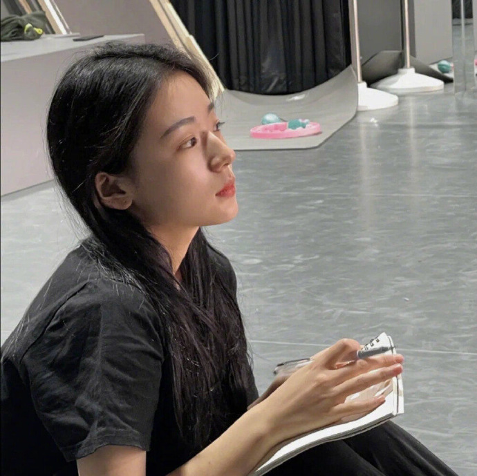 超拽的复古风高冷女生微信头像