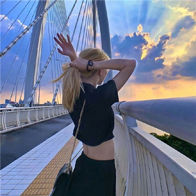 气质爆棚的精致女生头像