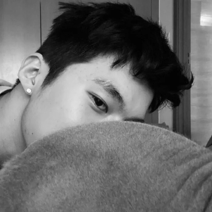 忧郁高冷的男生微信头像