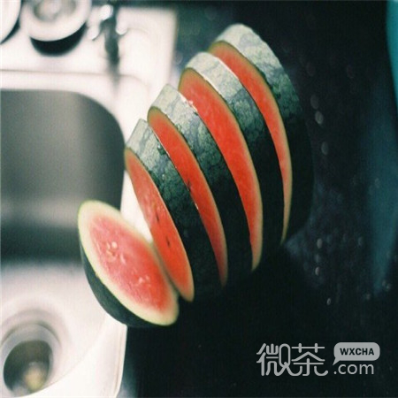 清新爽口的夏季西瓜微信背景图