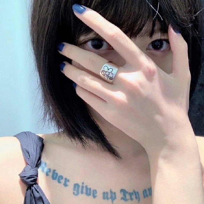 有点仙儿的复古女生微信头像