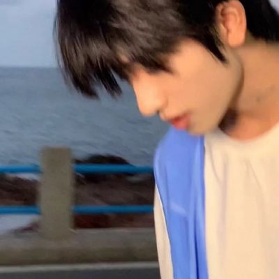 男生深沉的又比较忧郁的头像