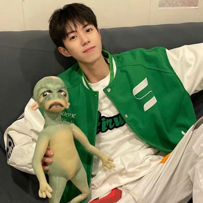 气质绝佳的男生头像