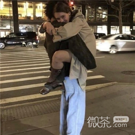 情侣接吻背景图
