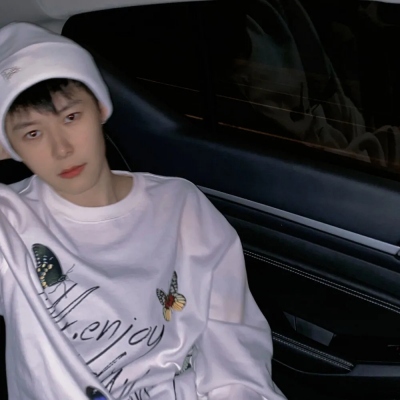 真人一人一张高颜值情侣微信头像