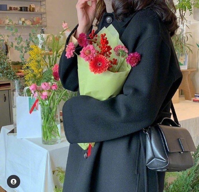 不露脸怀抱鲜花微信头像