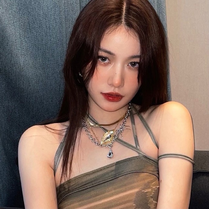 干练洒脱高冷女生微信头像