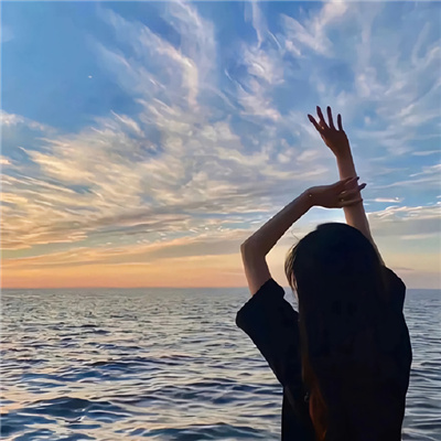 气质爆棚的精致女生头像