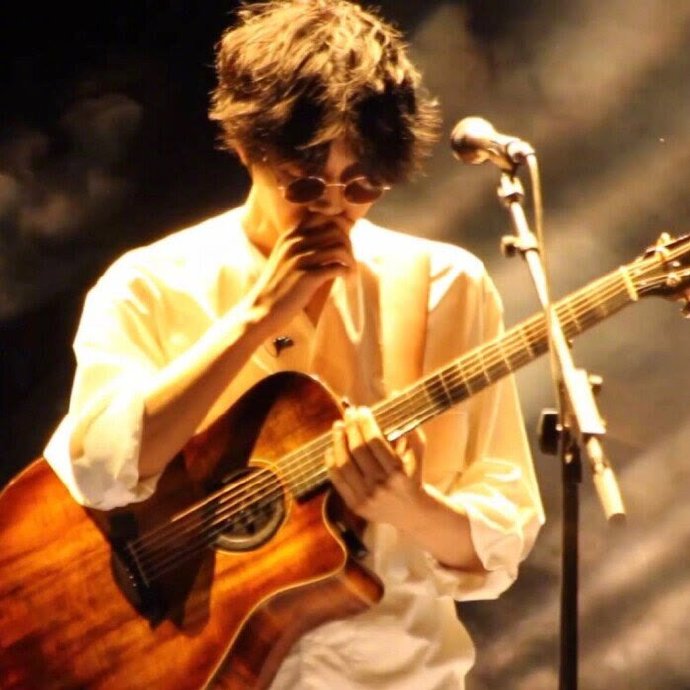 忧郁深沉的男生个性微信头像