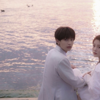 一左一右的夕阳下的情侣微信头像