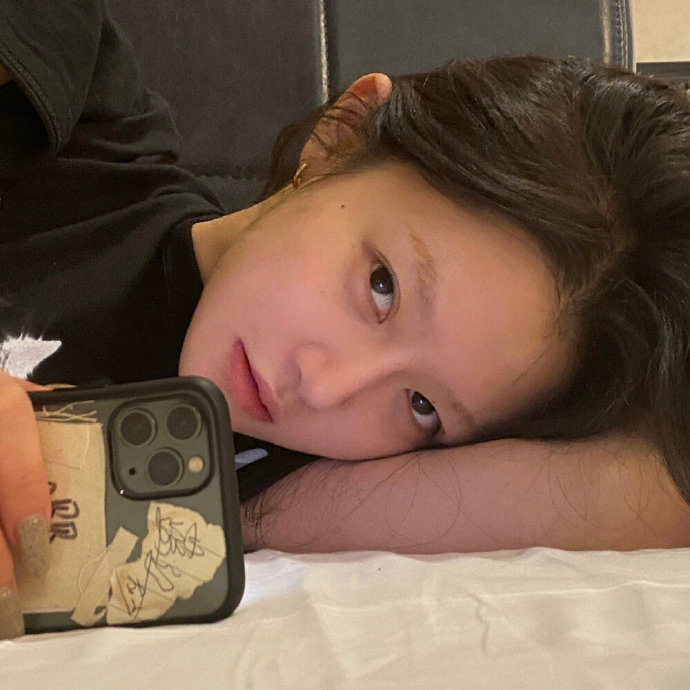 呆呆的沙雕女孩个性微信头像