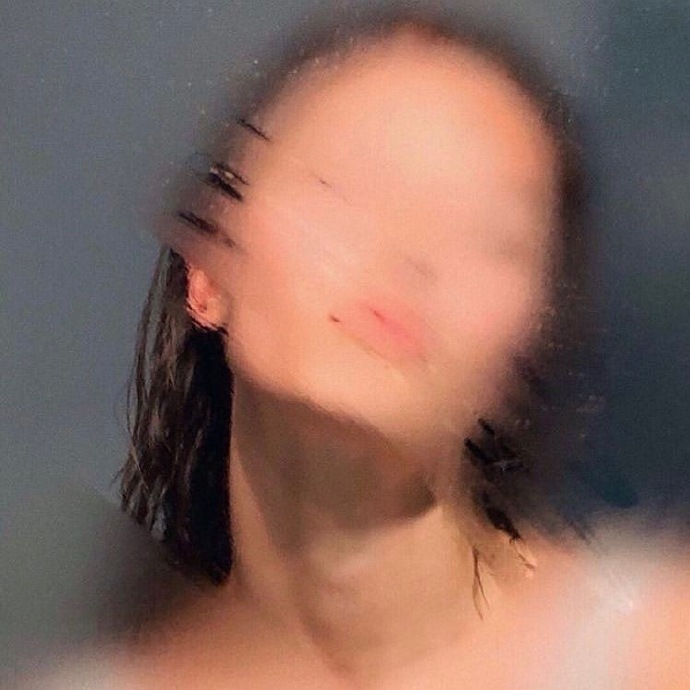 忧郁飒爽女生微信头像