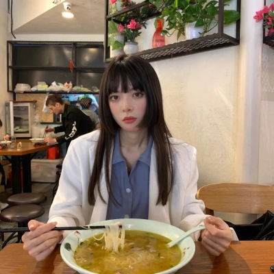 真人一人一张高颜值情侣微信头像