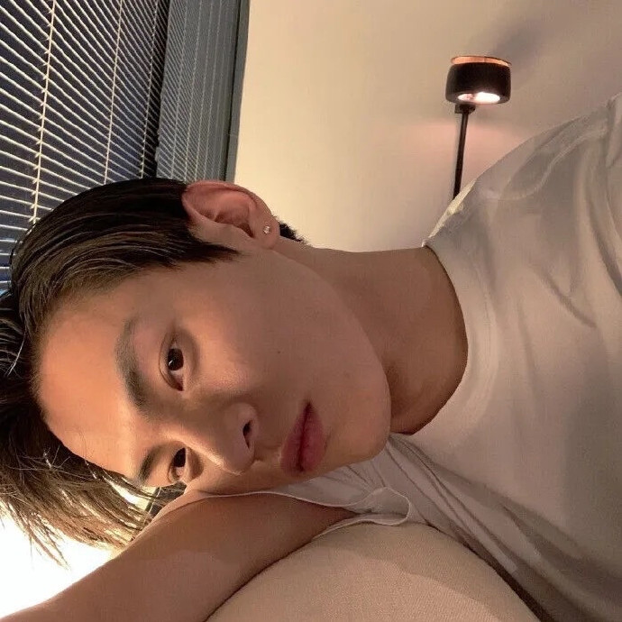 忧郁高冷的男生微信头像