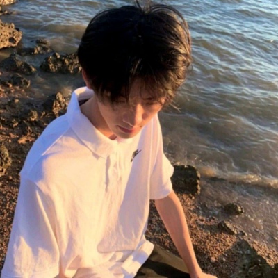 气质绝尘的干净男生帅气微信头像