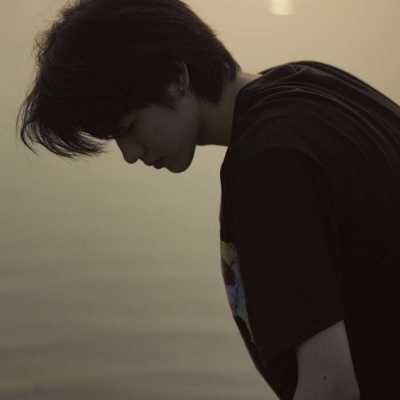 不露脸的超酷成熟男生头像