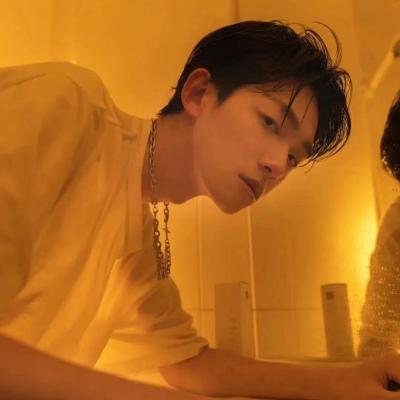 简约小众酷酷男生头像