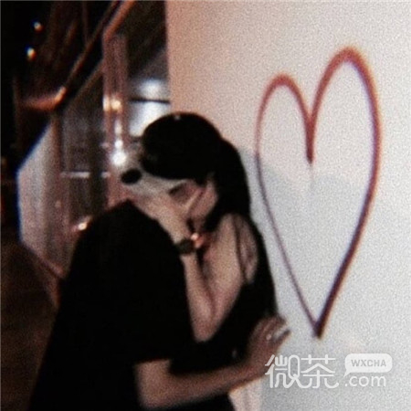 情侣接吻背景图