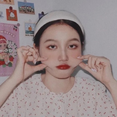 憨憨傻傻的可爱女孩微信头像