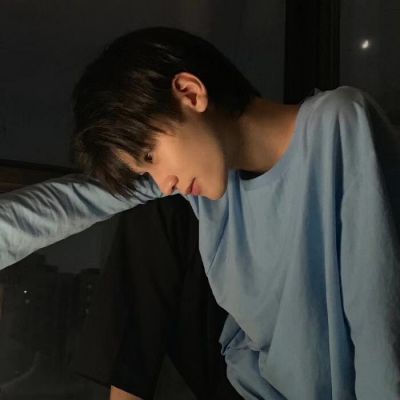 男生深沉的又比较忧郁的头像