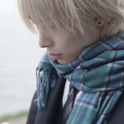 男生深沉的又比较忧郁的头像