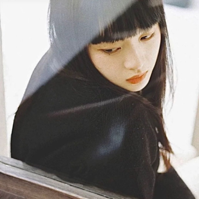 超拽的复古风高冷女生微信头像