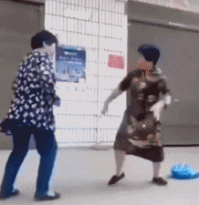 笑死人的大妈打架互踢动态微信表情包