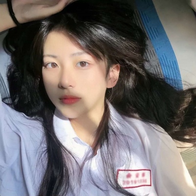 憨憨傻傻的可爱女孩微信头像