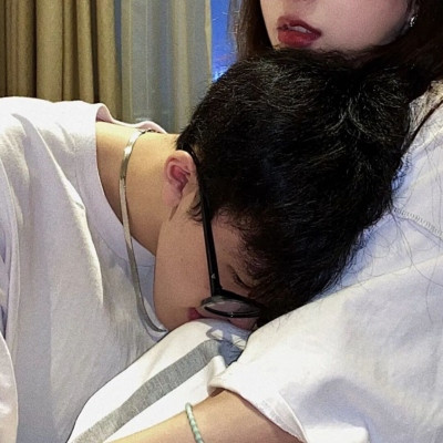 真人一人一半甜蜜情侣微信头像