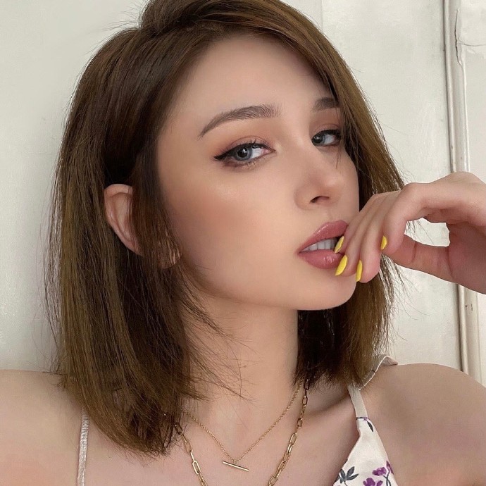 干练洒脱高冷女生微信头像