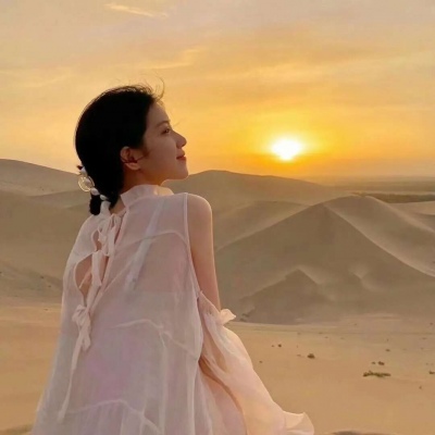 一对俊男美女的情侣微信头像