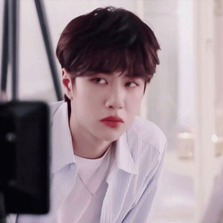 阳光帅哥热门微信聊天背景图