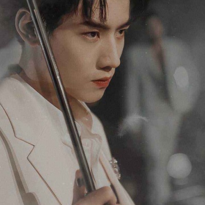 气质绝尘的干净男生帅气微信头像