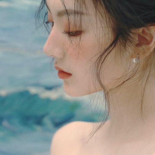 忧郁飒爽女生微信头像