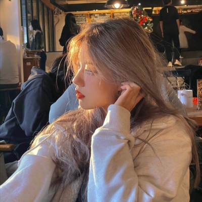 丧系伤感惹人怜爱的女生头像