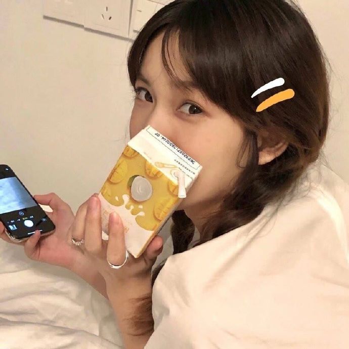 开朗笑容明媚的女生微信头像