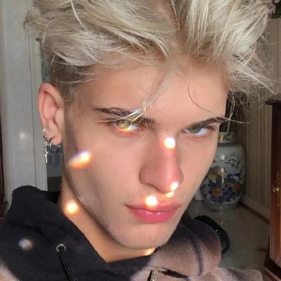 2021欧美帅气男生微信头像