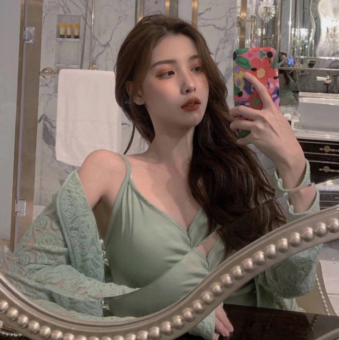 古灵精怪好看的女生微信头像