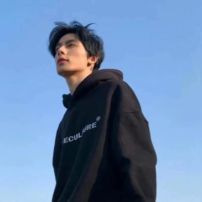 简约小众酷酷男生头像
