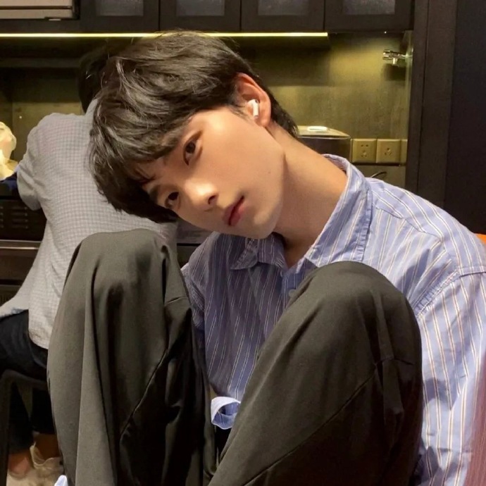 男生深沉忧伤微信头像