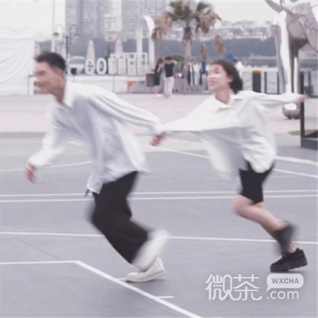 浪漫的情侣牵手奔跑图