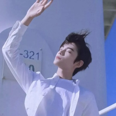 气质绝尘的干净男生帅气微信头像