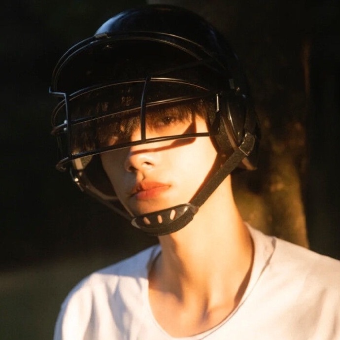 忧郁帅气超拽的男生微信头像